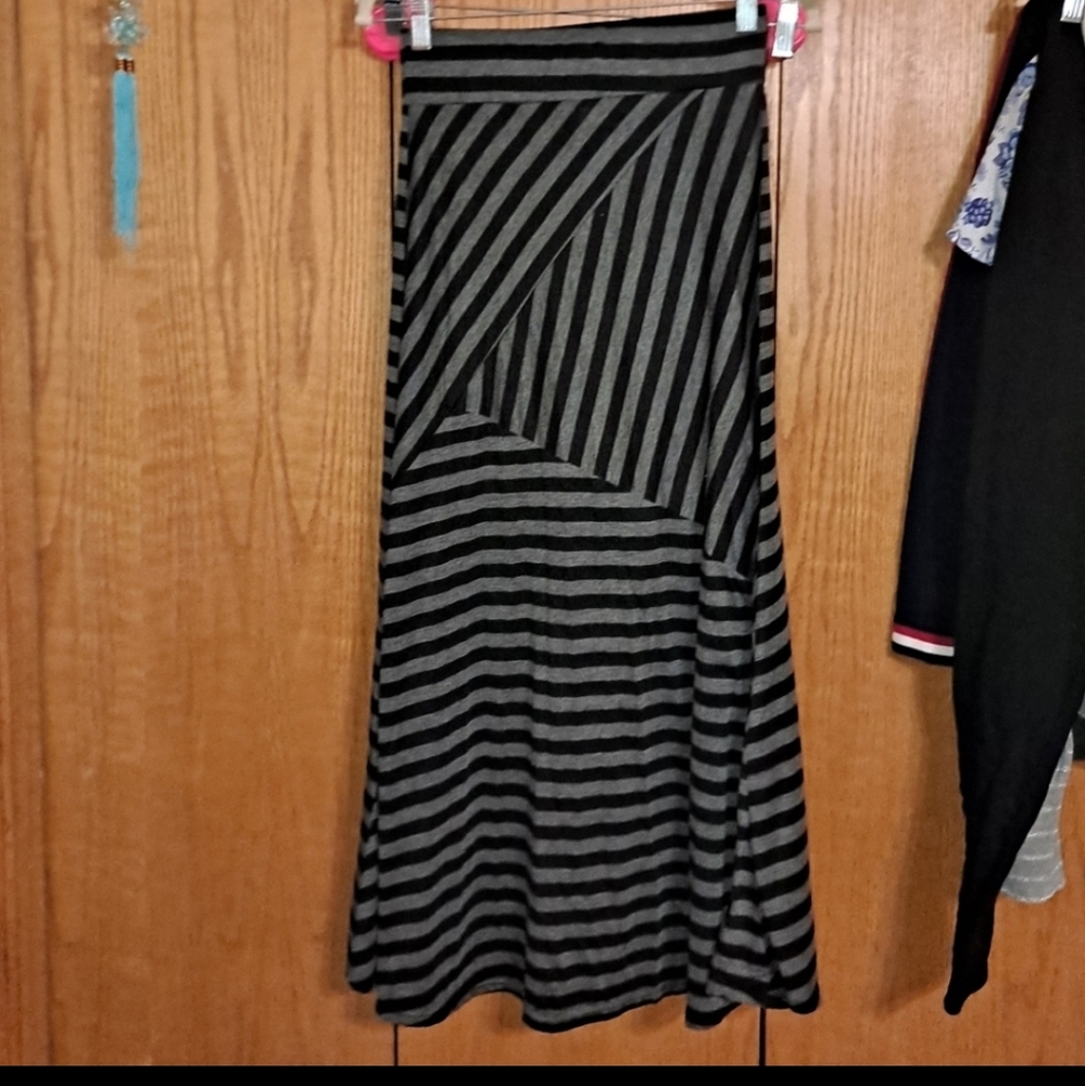 🧡Striped gray/black maxi skirt Small